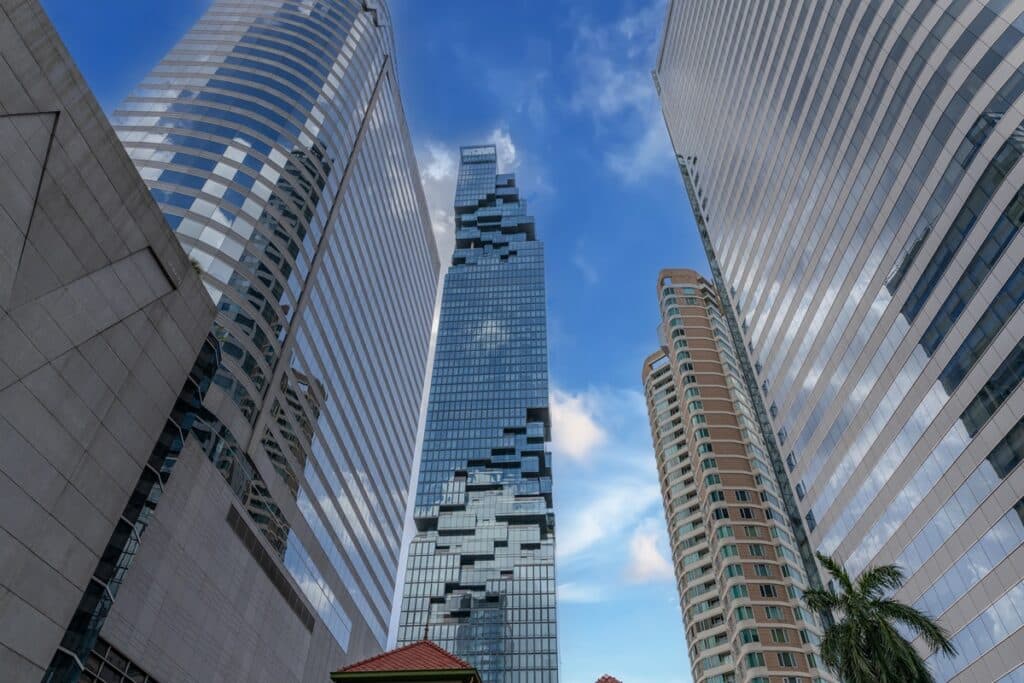 King Power MahaNakhon au milieu d'autres immeubles de Bangkok