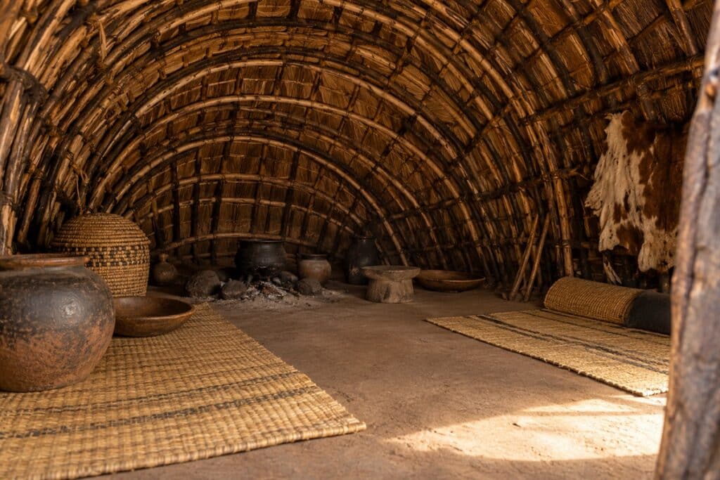 intérieur d'une hutte zouloue