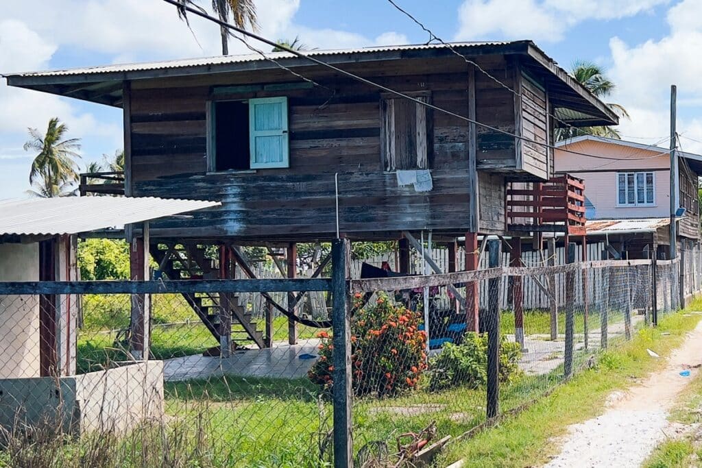 maison en bois surélevée à Rosignol, Guyana