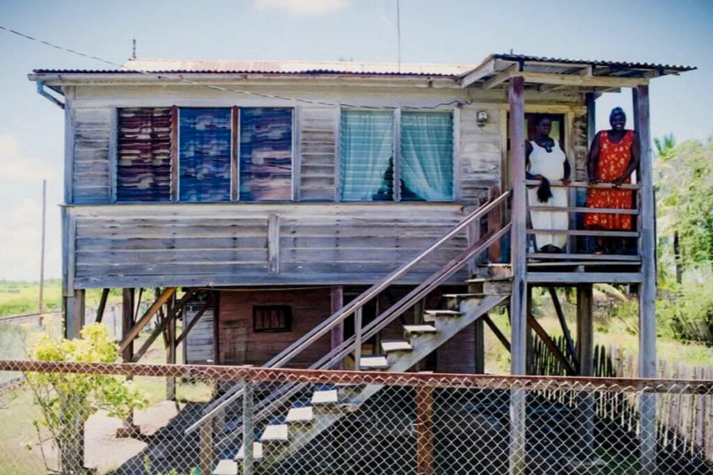 maison rurale sur pilotis au Guyana