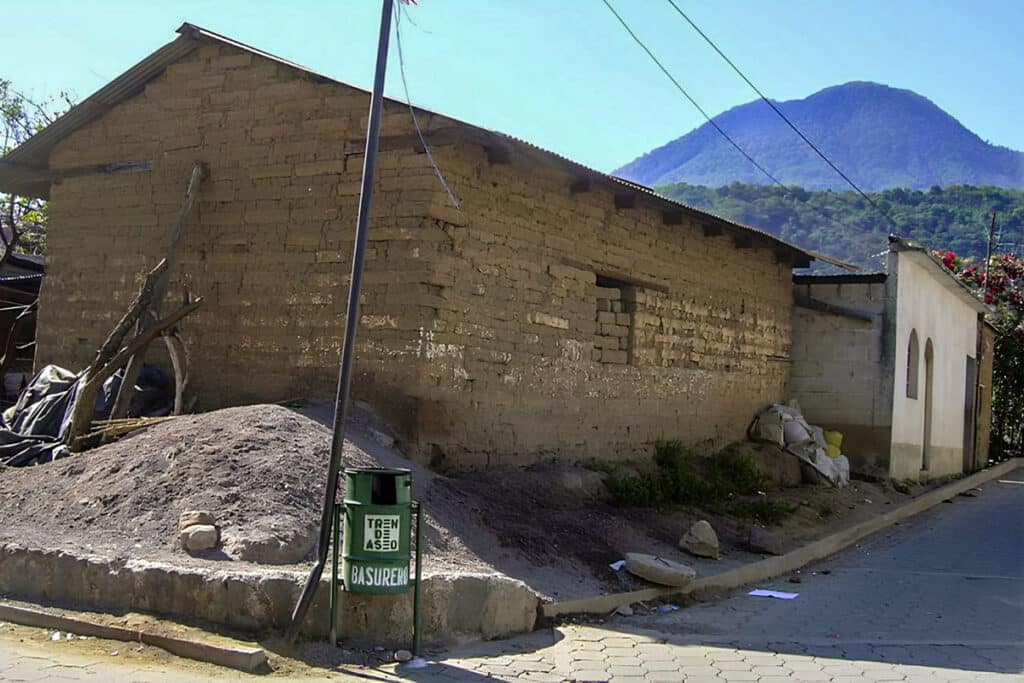 maison rurale en briques d'adobe au Guatemala