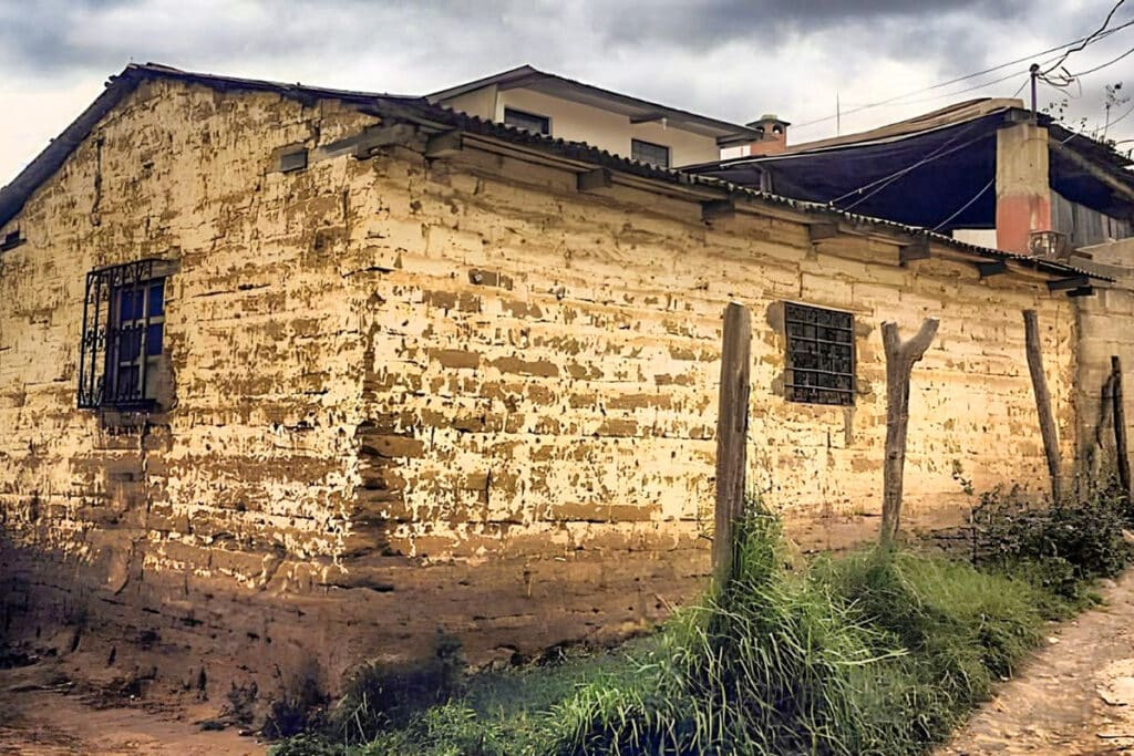 maison guatémaltèque en adobe