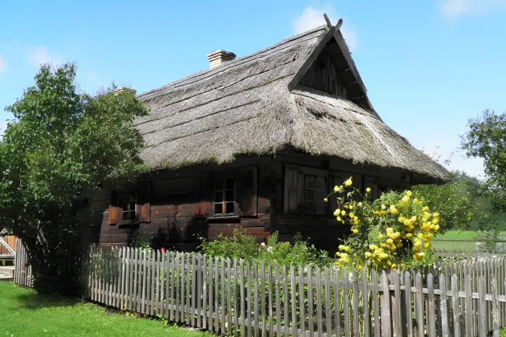 Rumsiskes maison en bois au toit de chaume