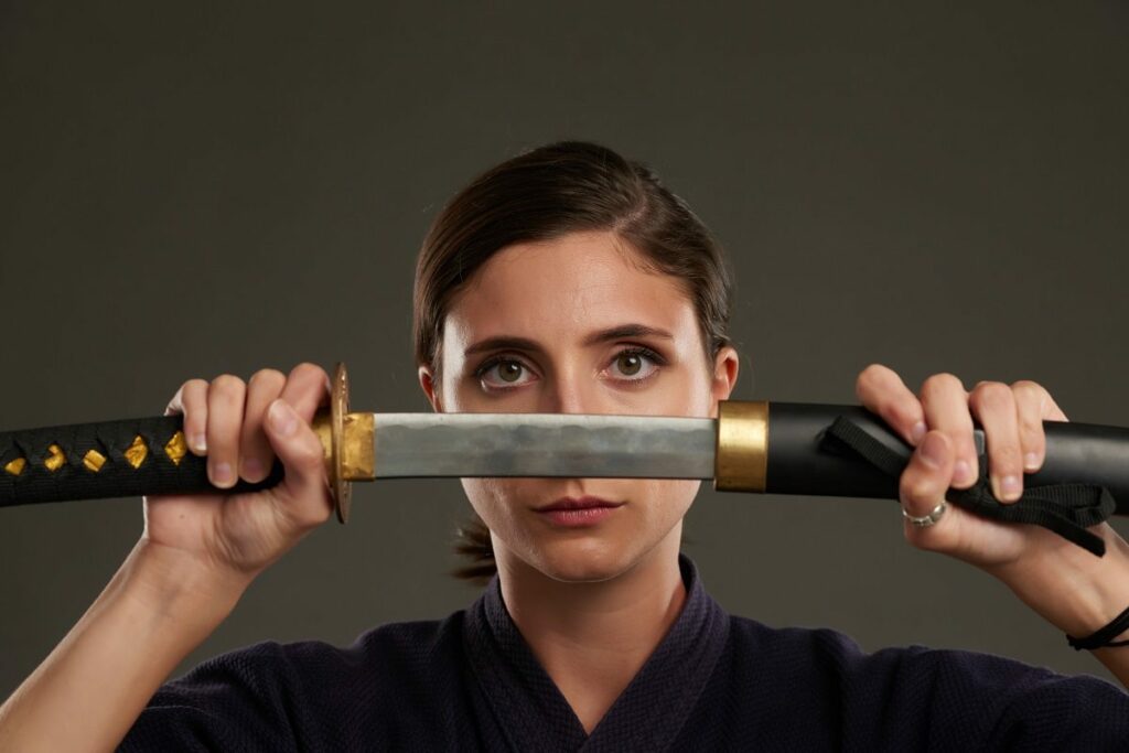 femme avec un sabre du japon