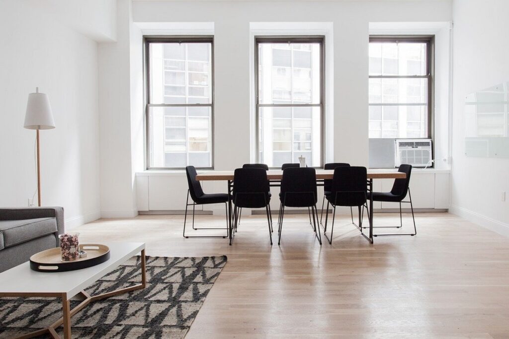 salle à manger contemporaine lumineuse avec parquet contrecollé