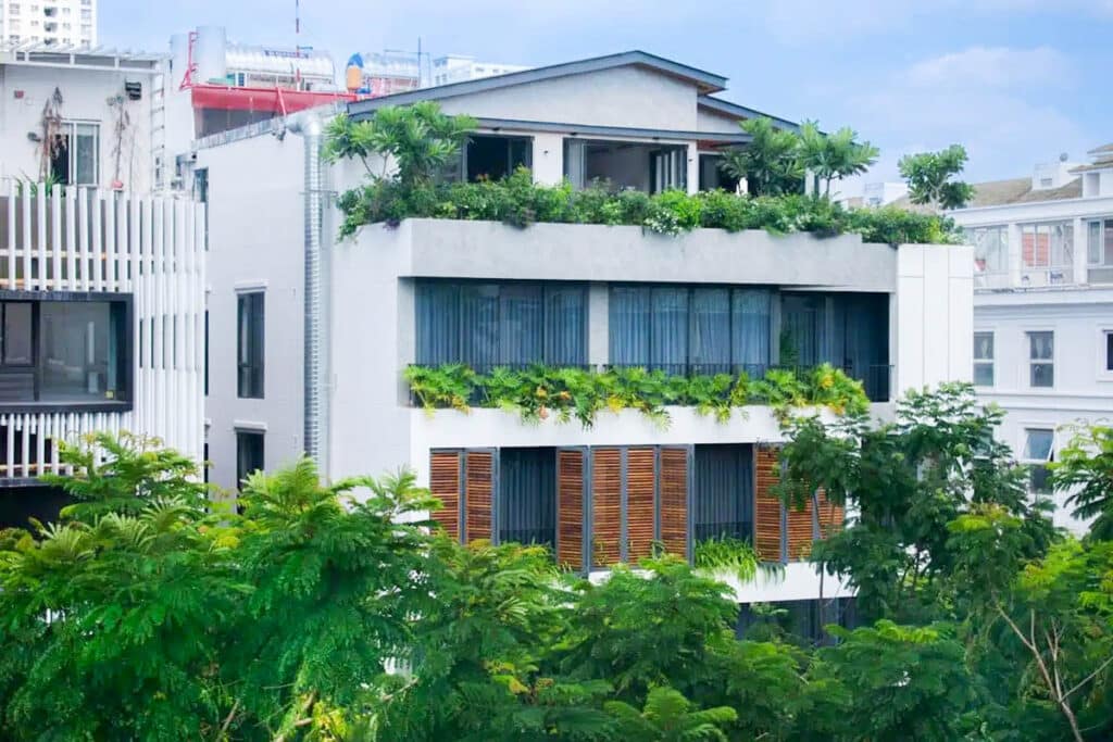 maison contemporaine construite avec des matériaux durables et écologiques