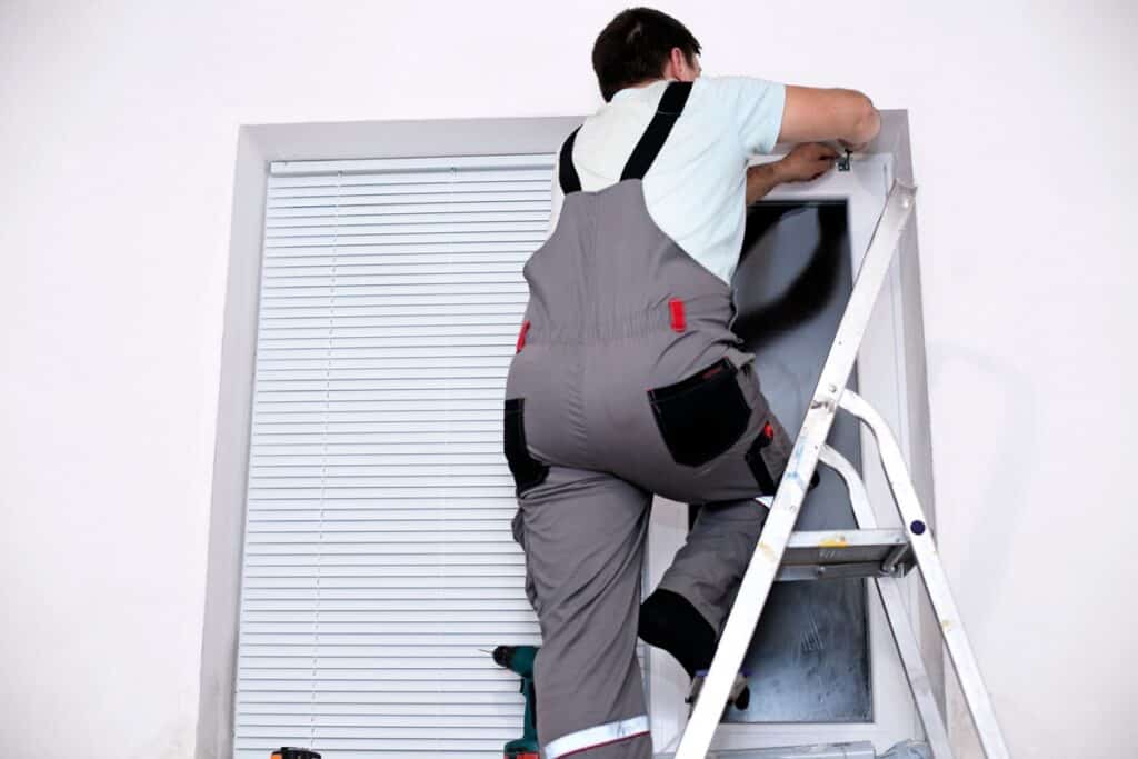 installation d'un store sur une fenêtre en PVC