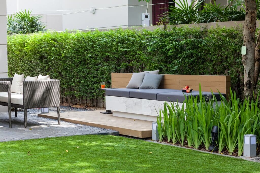 jardin aménagé avec un salon de jardin moderne
