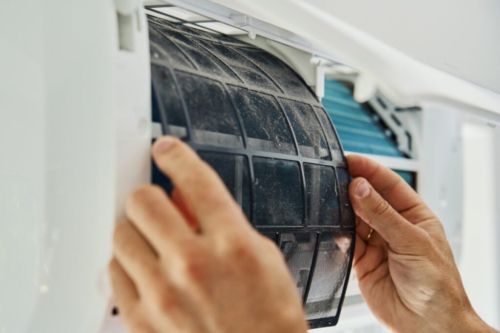 technicien démonte climatisation pour la nettoyer