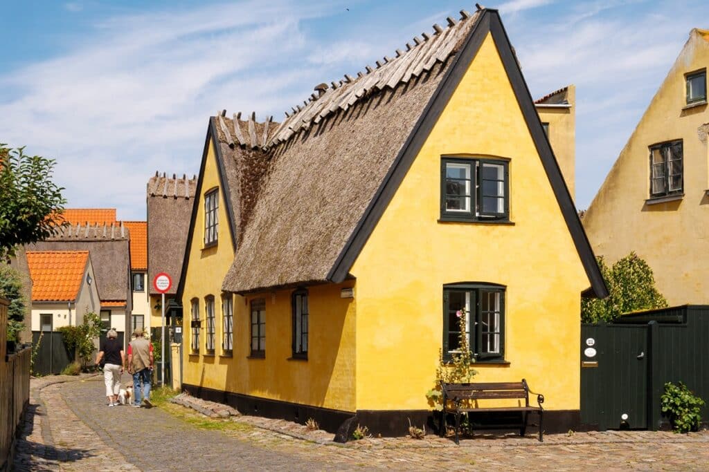 maison jaune avec toit de chaume à Dragør