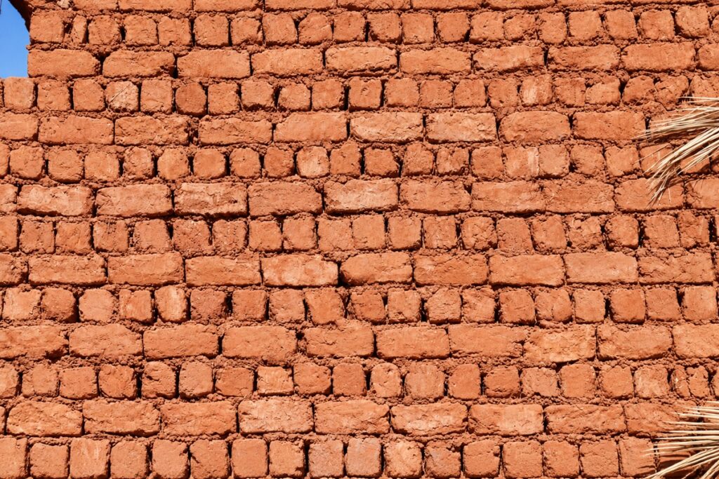 mur de briques rouges à Timimoun
