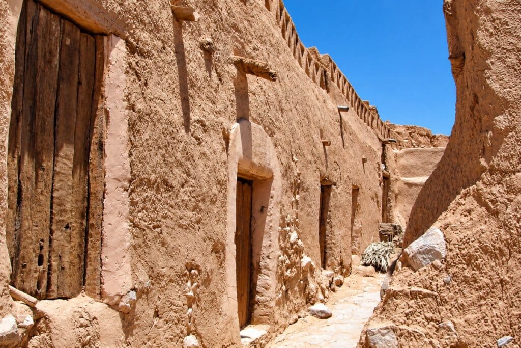 ruelle de maisons en terre de Biskra