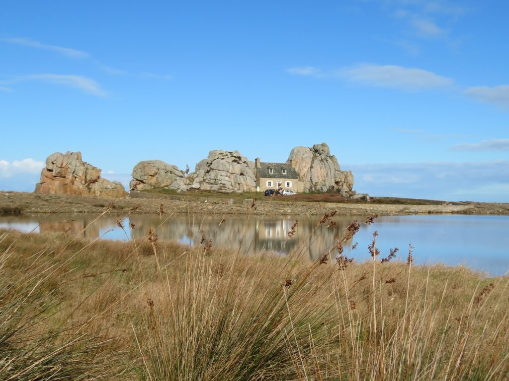 la maison entre les rochers