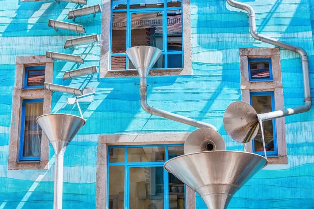 cour des éléments bâtiment qui chante sous la pluie