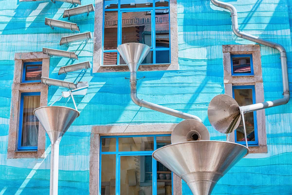 cour des éléments bâtiment qui chante sous la pluie