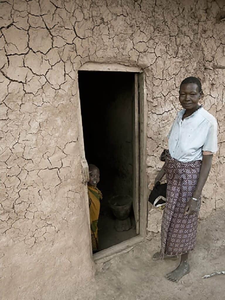 femme shambala devant sa hutte