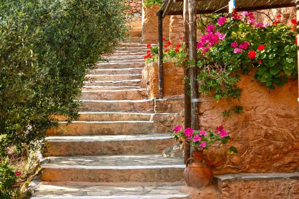 escalier en pierre dans le village