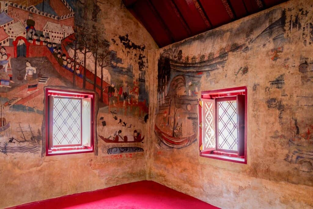 fresques à l'intérieur de wat phumin