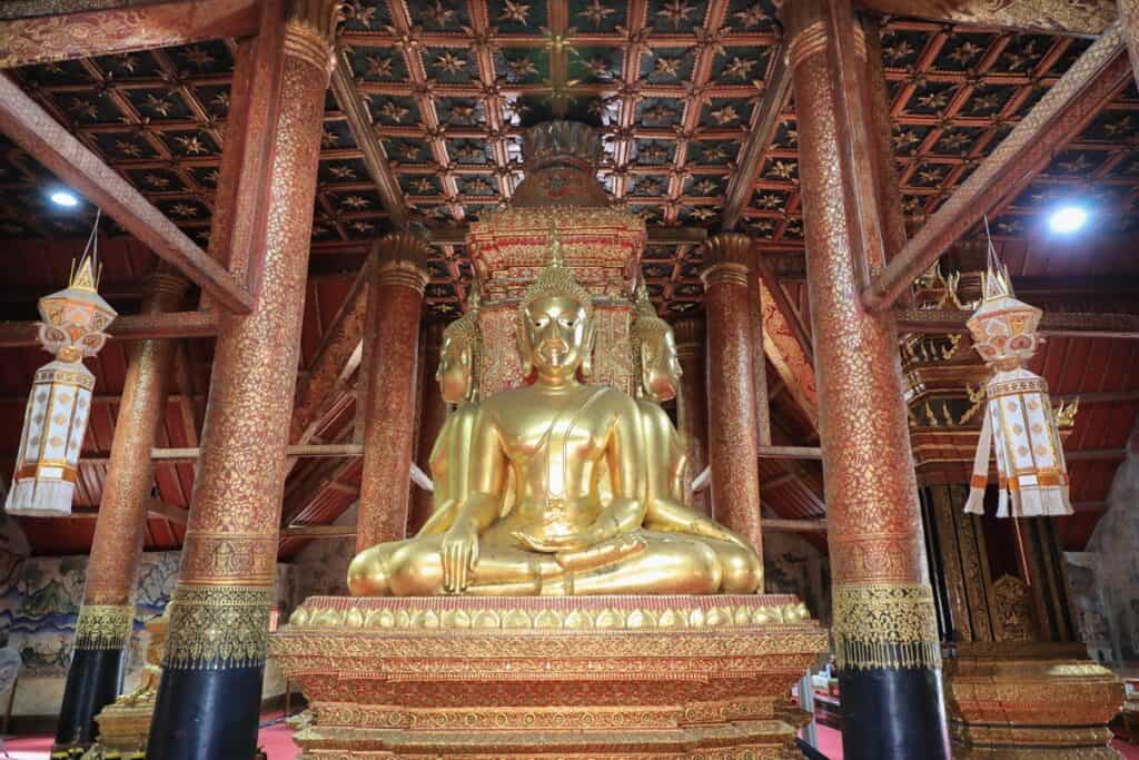 intérieur du temple wat phumin