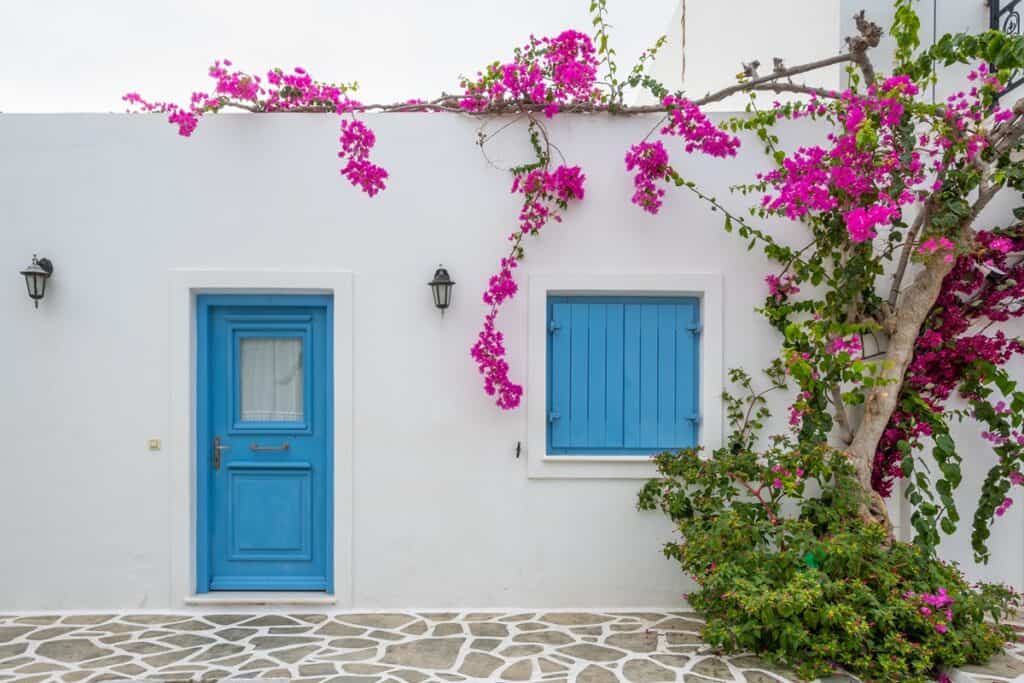 petite maison blanche en grèce