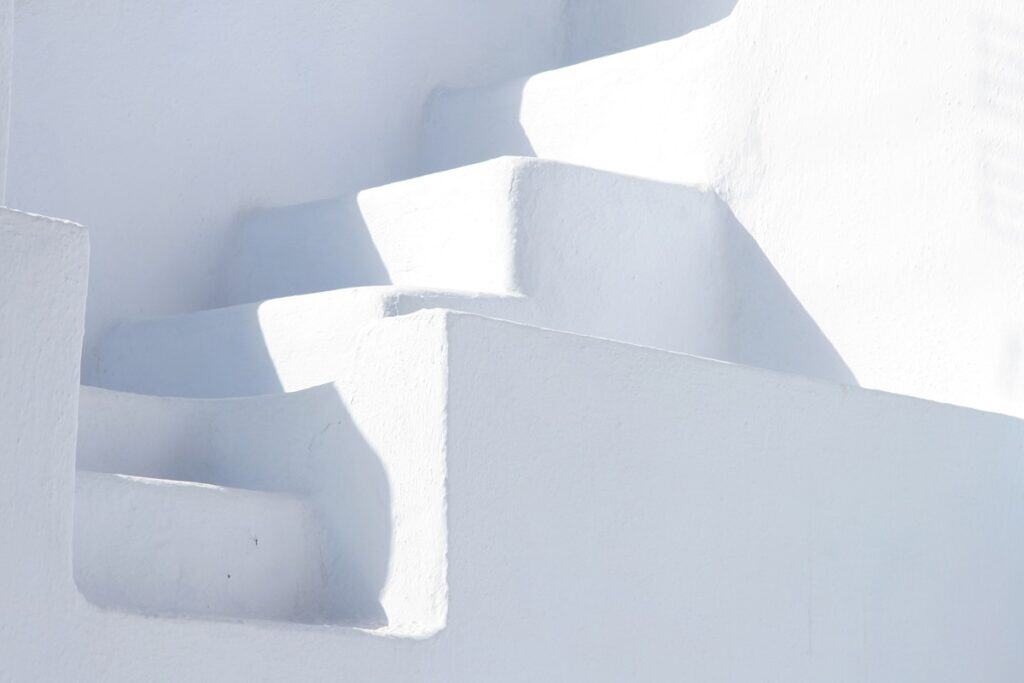 escalier extérieur blanc