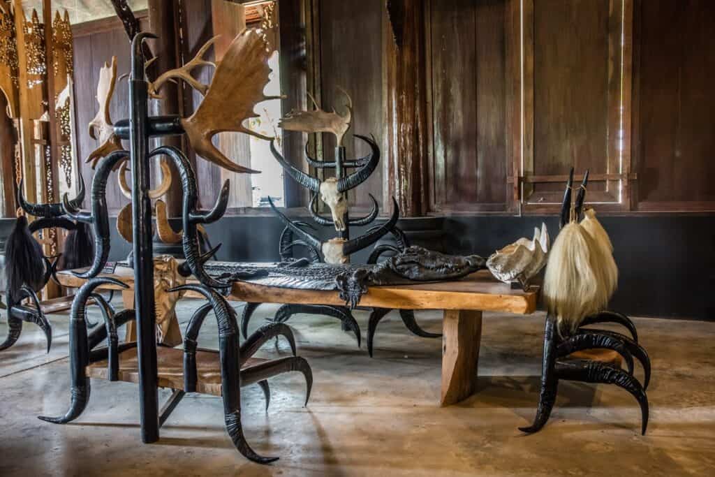 table en bois à l'intérieur de la maison noire