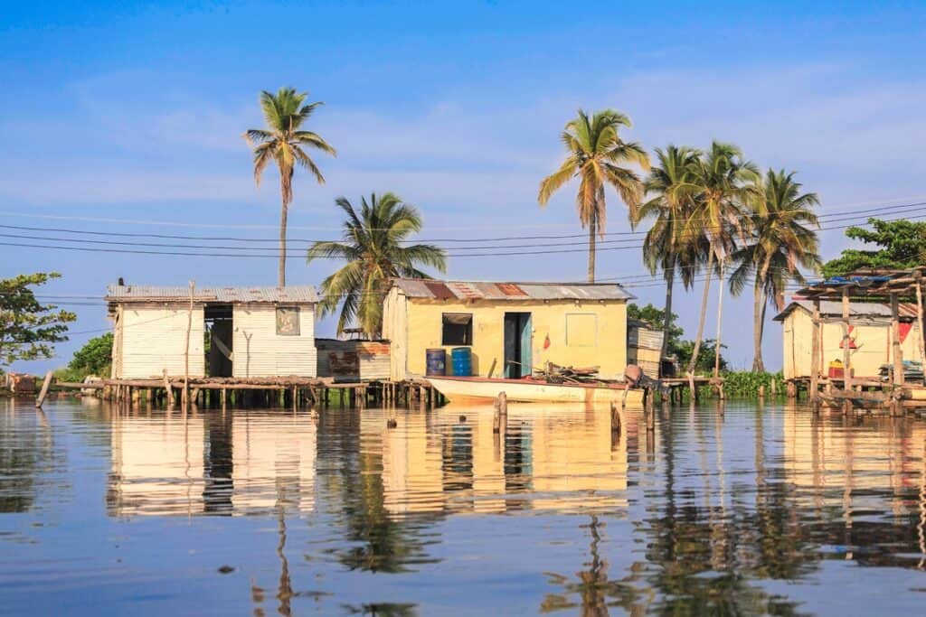 maisons sur pilotis à Ologa au Venezuela