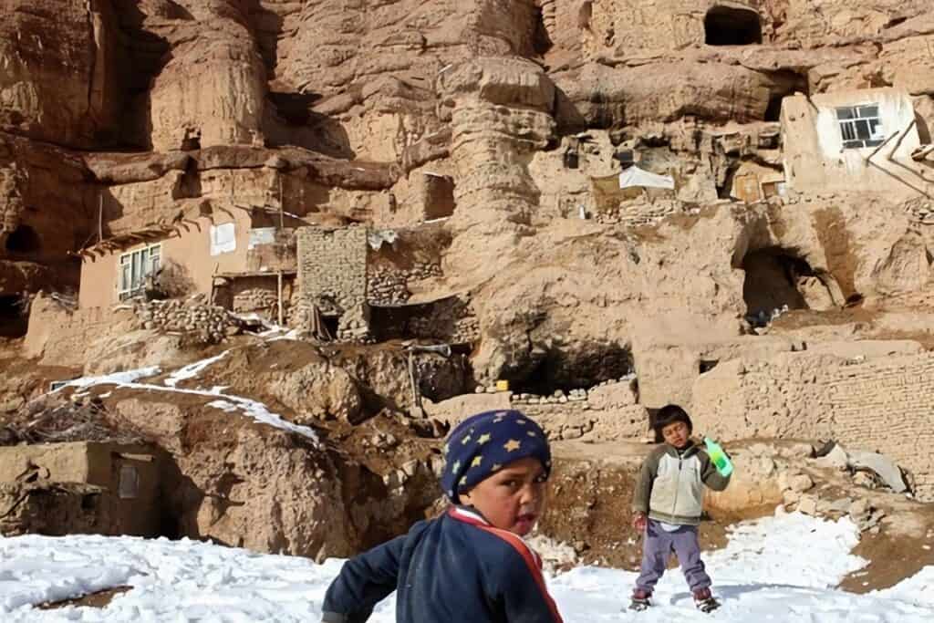 enfants devant les grottes de Bamiyan