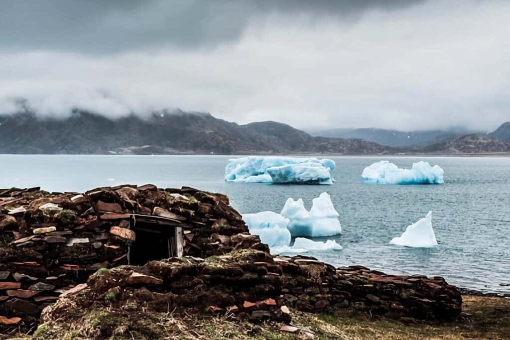 hutte de terre inuit