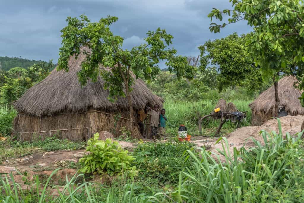 enfants devant une hutte traditionnelle angolaise à Malange