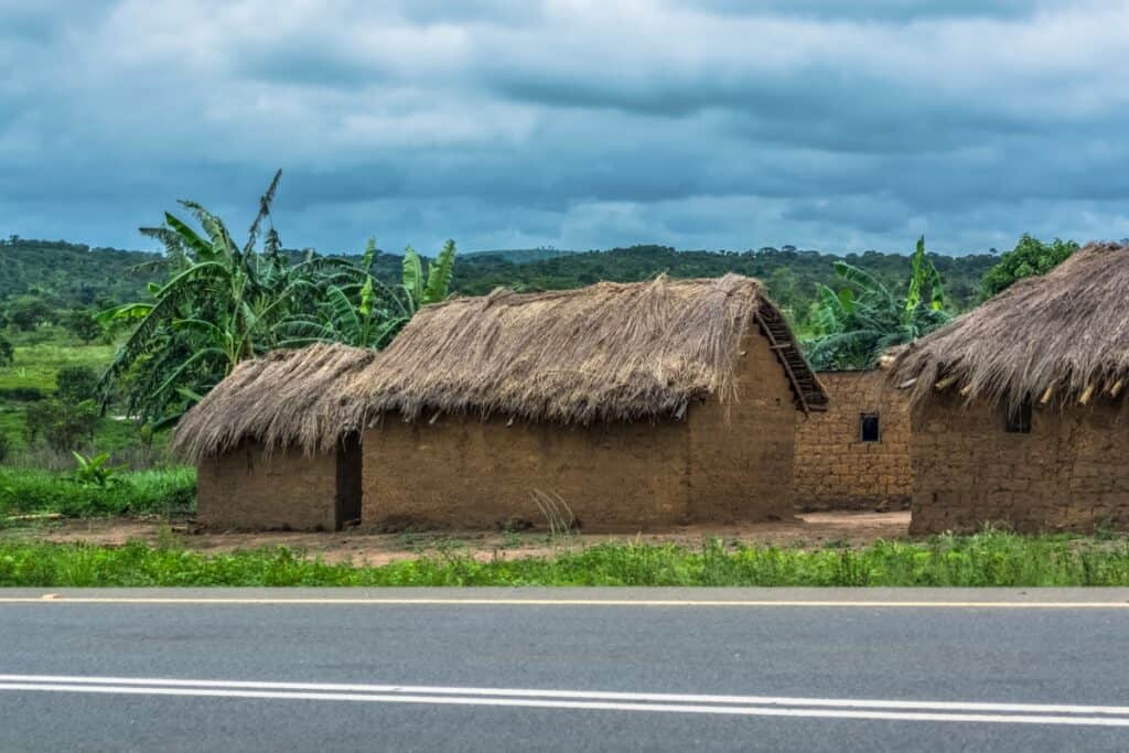 village angolais traditionnel avec toit de chaume