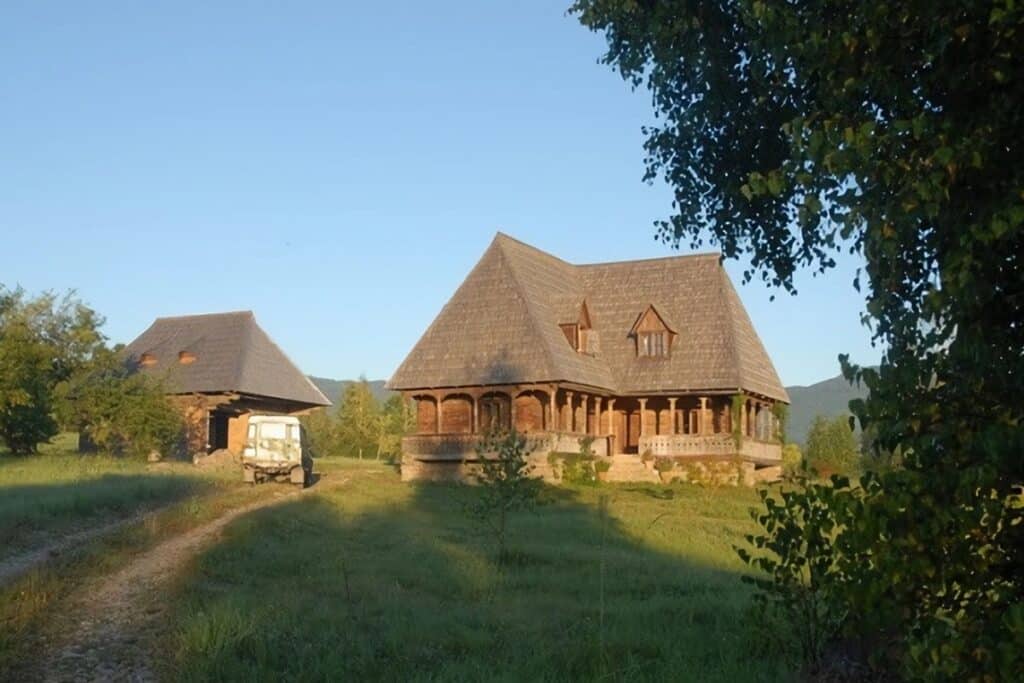 maison roumaine typique en bois