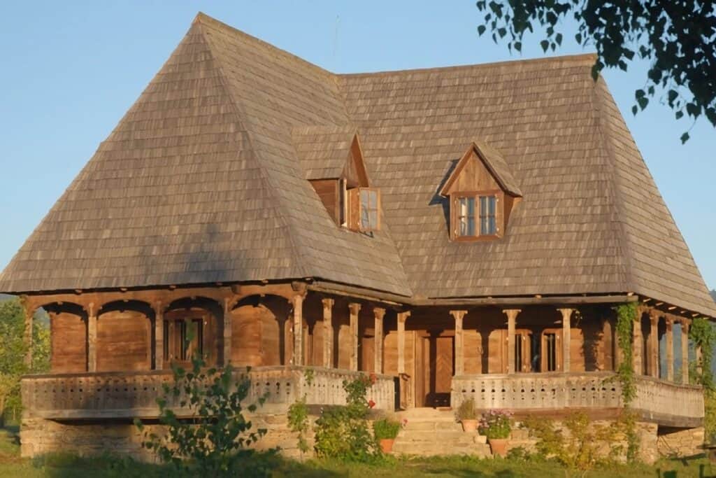 maison roumaine typique en bois