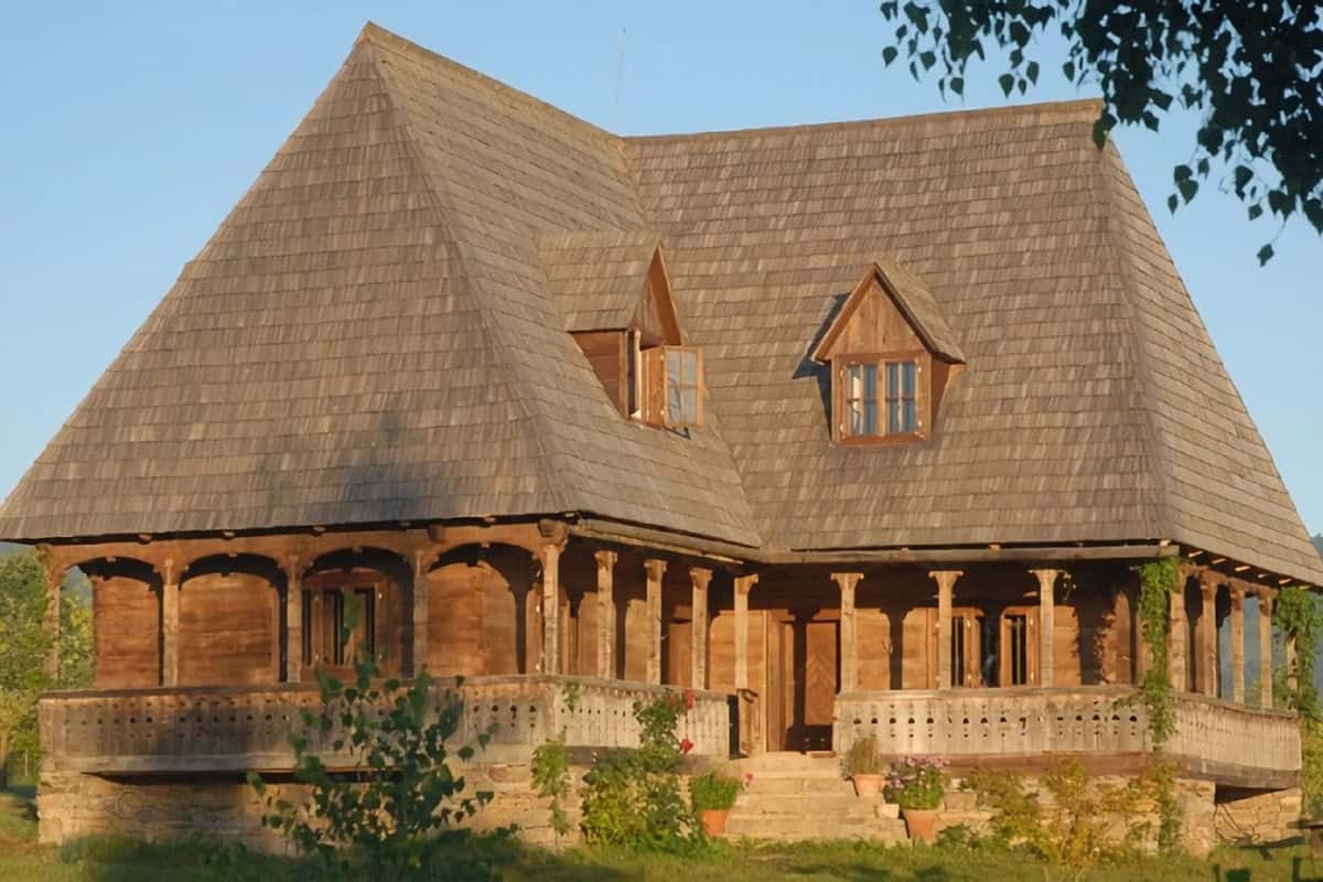 maison roumaine typique en bois