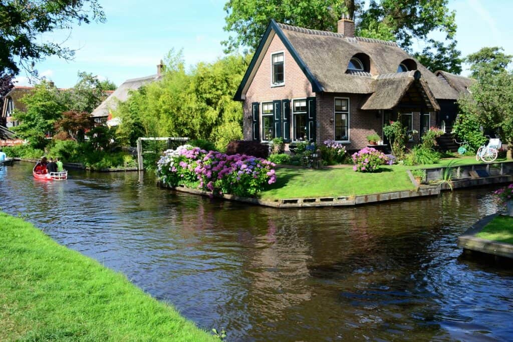 maison au bord du canal à Giethoorn