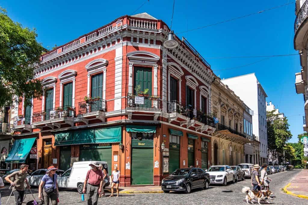 Ancien bâtiment colonial dans le quartier San Telmo de Buenos Aires