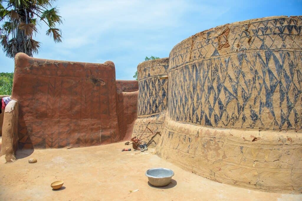 maisons décorées à Tiébélé