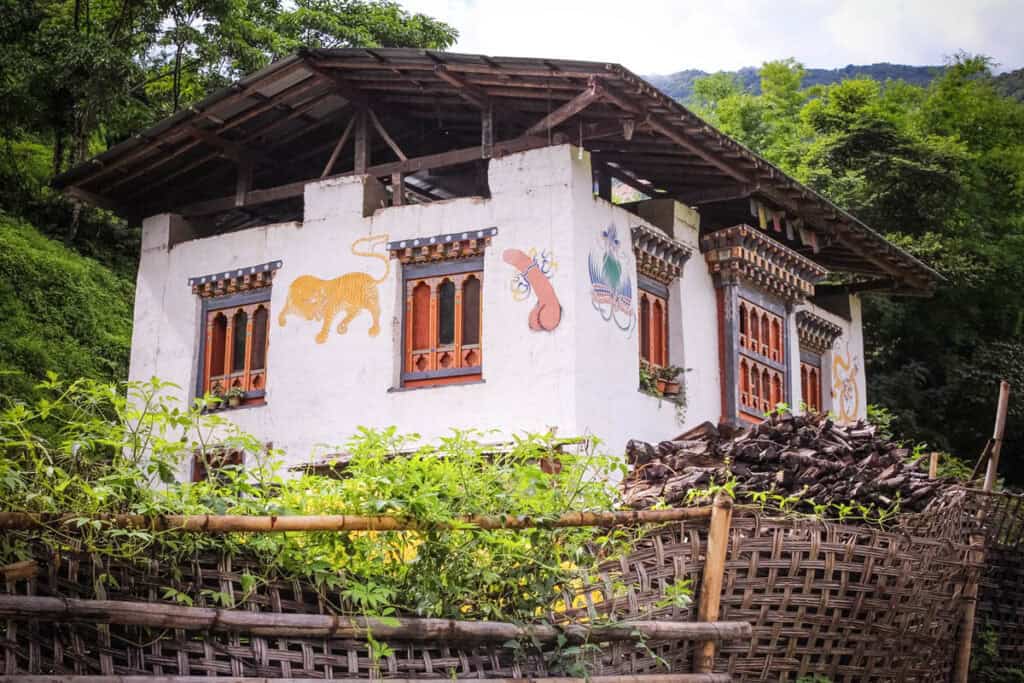 maison bhoutanaise avec décoration phallique