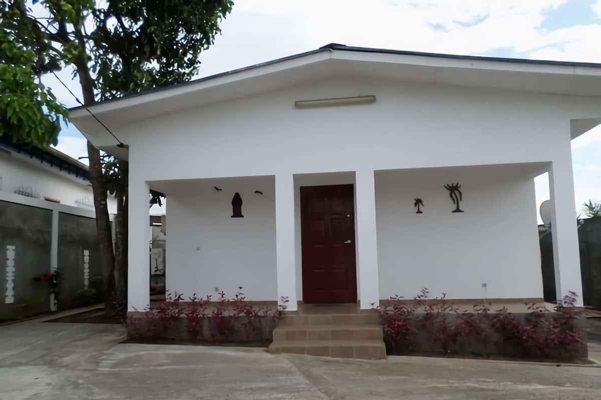 maison contemporaine en béton au Gabon