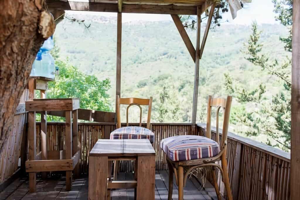 terrasse avec table et chaises