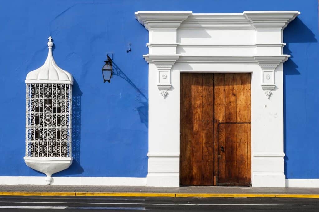 façade de maison traditionnelle à Trujillo au Pérou