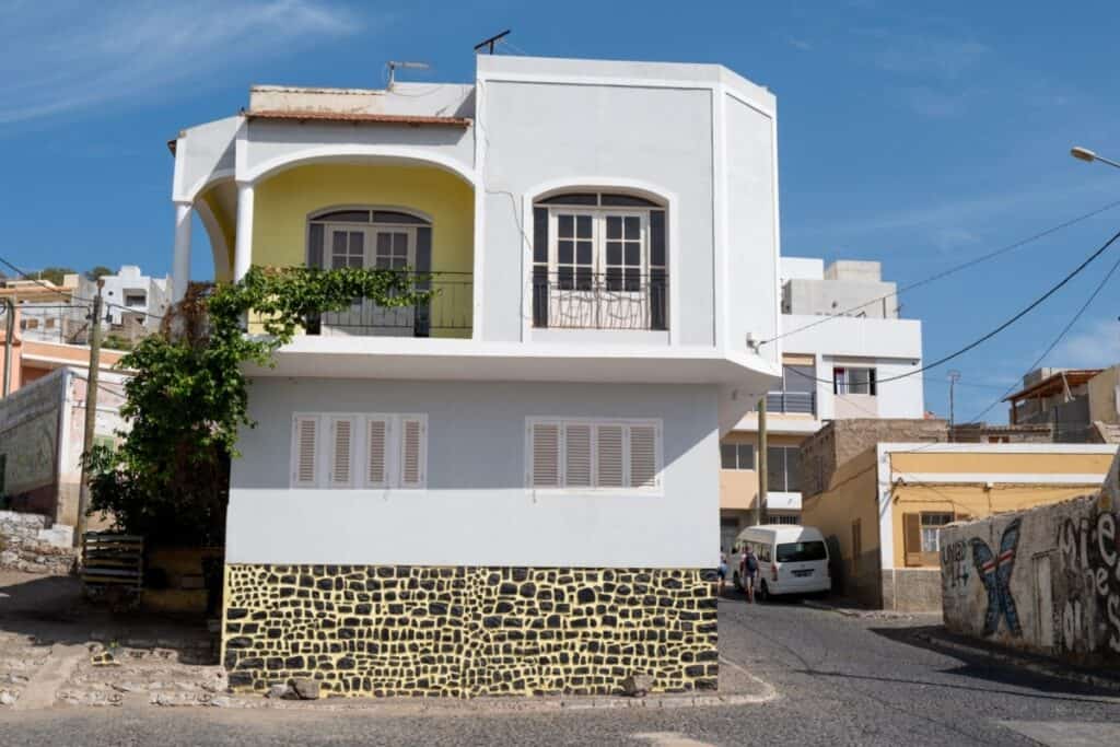 maison traditionnelle et moderne cap vert