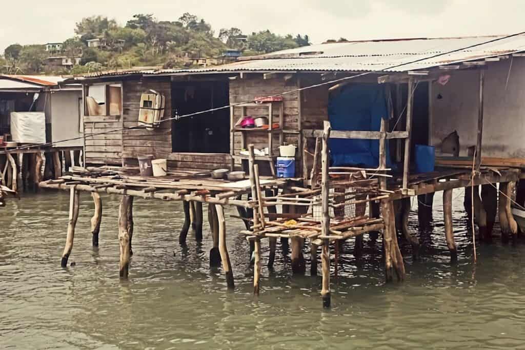 maison sur pilotis en papouasie