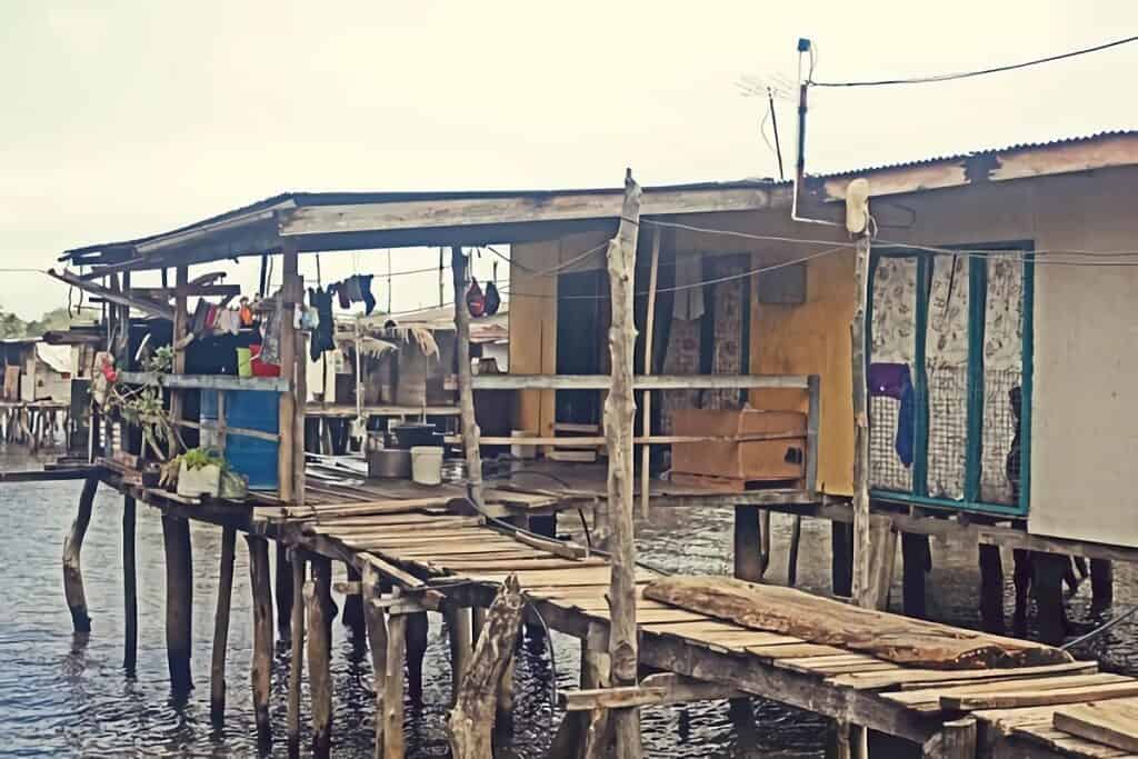 maisons en bois sur pilotis papouasie