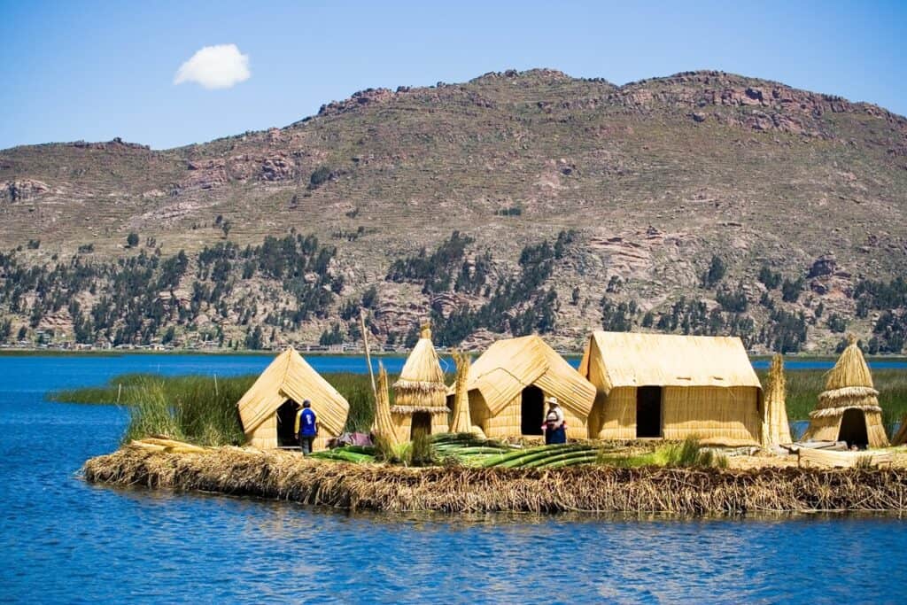 maisons flottantes peuple uros