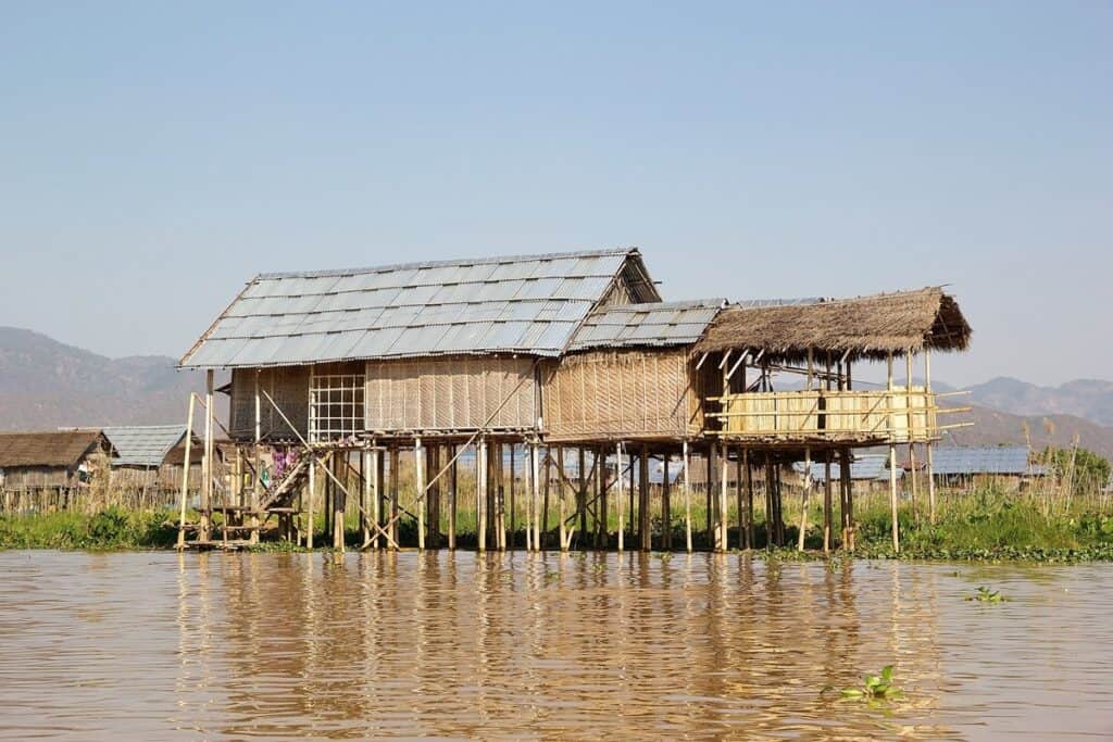 maisons sur pilotis au lac Inle