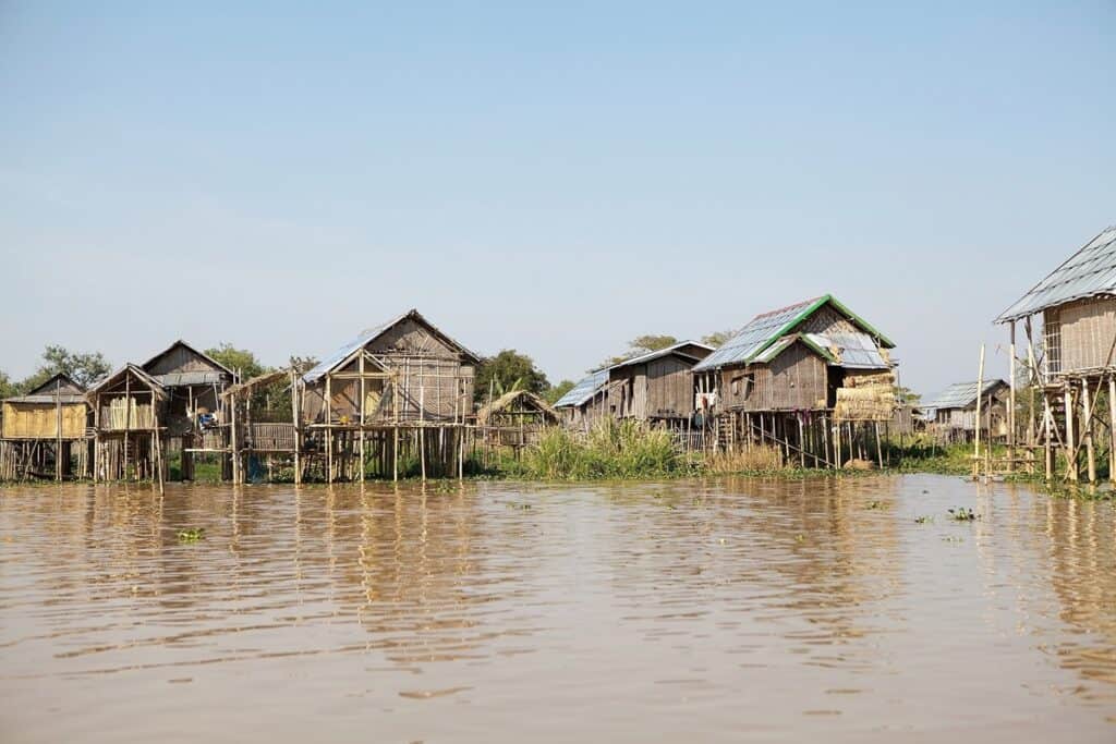 maisons sur pilotis au lac Inle