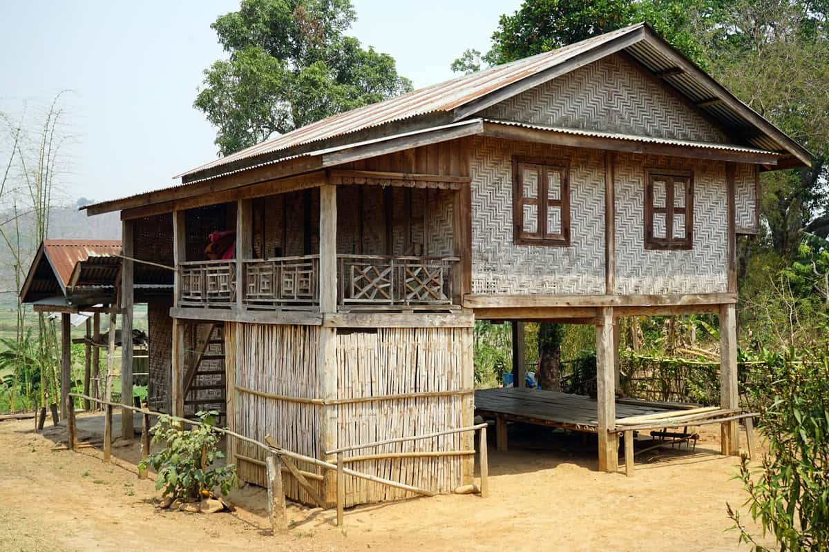 grande maison en bambou au Myanmar