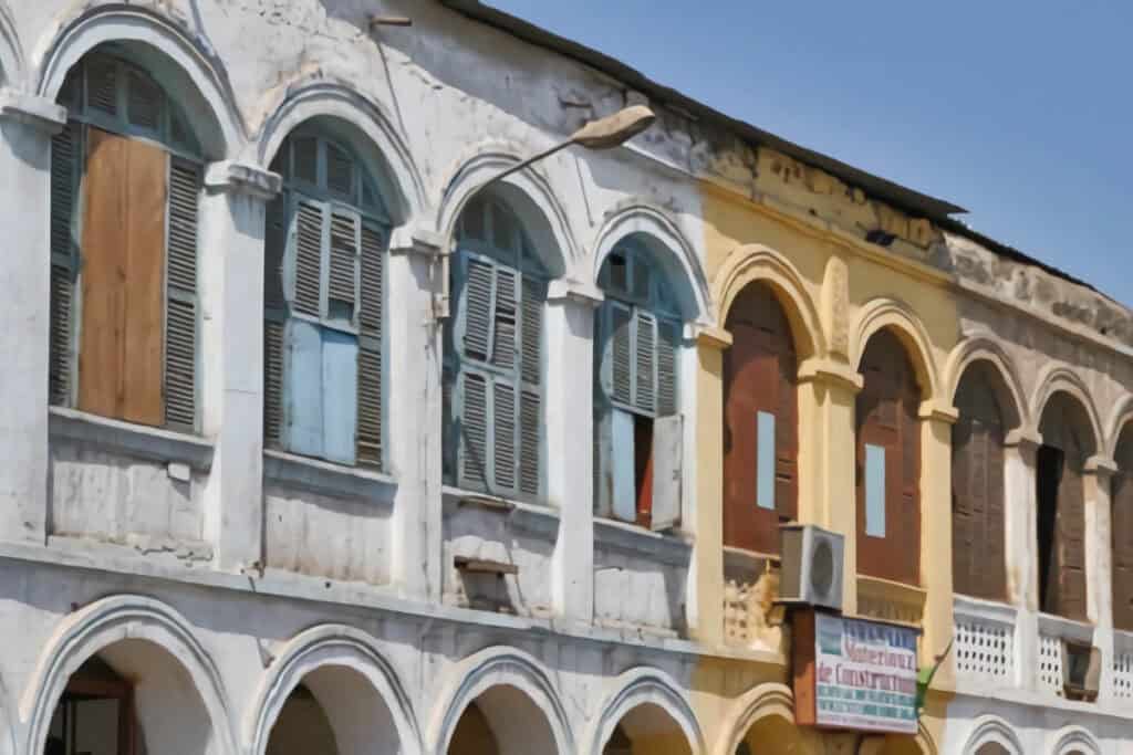 façade d'un bâtiment colonial