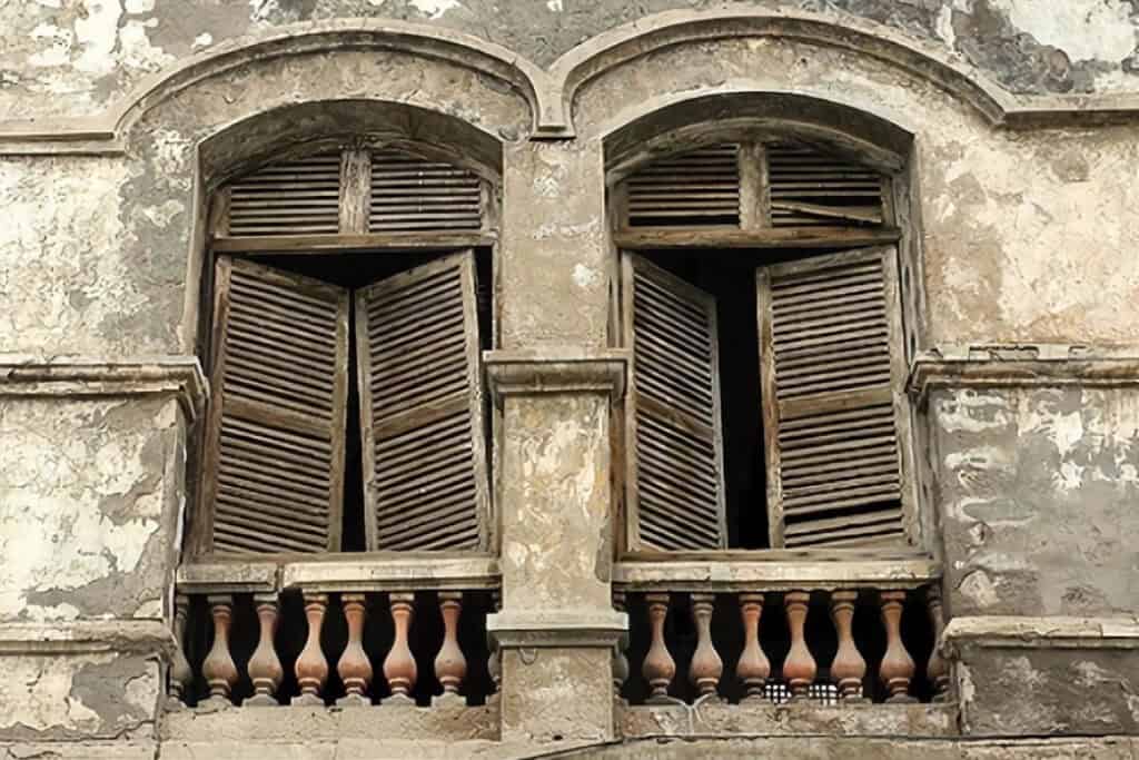 fenêtres anciennes d'un bâtiment colonial